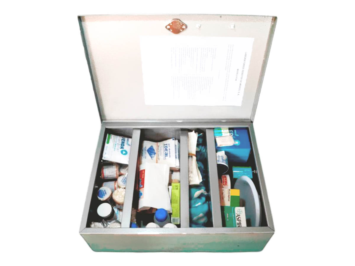 Botiquín R46 Rebster - Caja metálica con divisiones y con productos médicos.